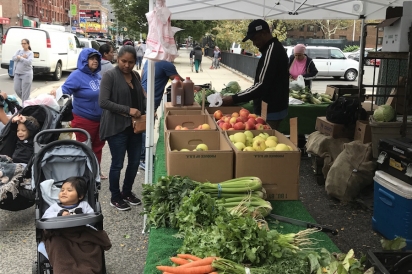Mott Haven residents shopping at the South Bronx Farmers Market 