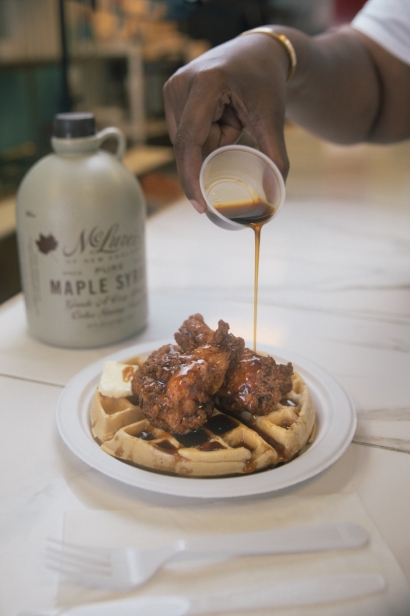 chicken and waffles with maple syrup 